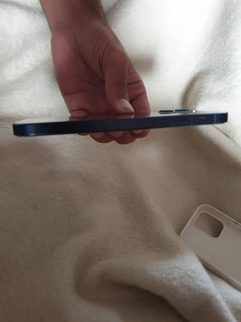 Apple iPhone 12 4