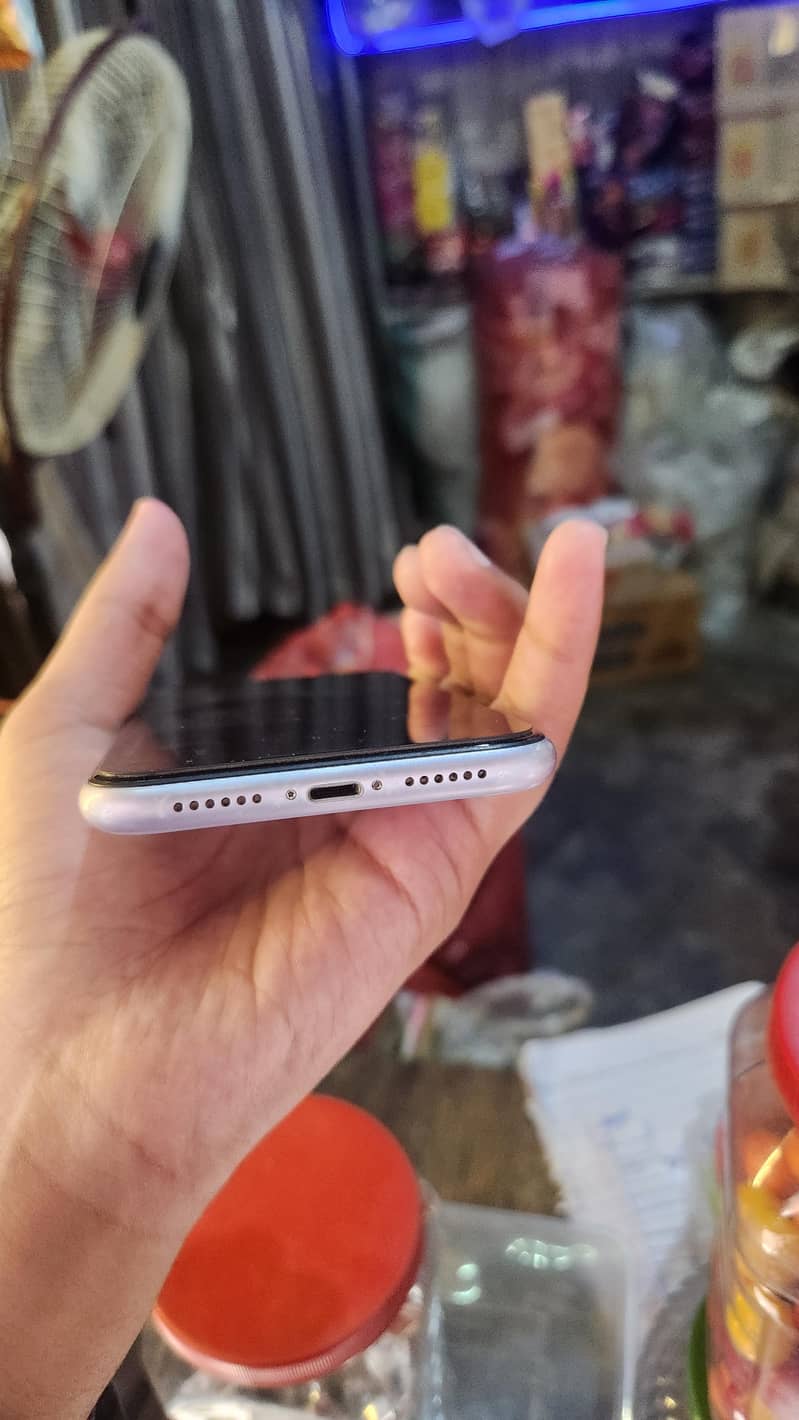 IPhone 11 4