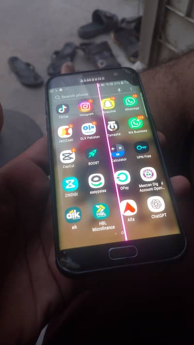 Samsung Mobile S7 Edge screen pe line ha aur dot ha pic mei dek skte h