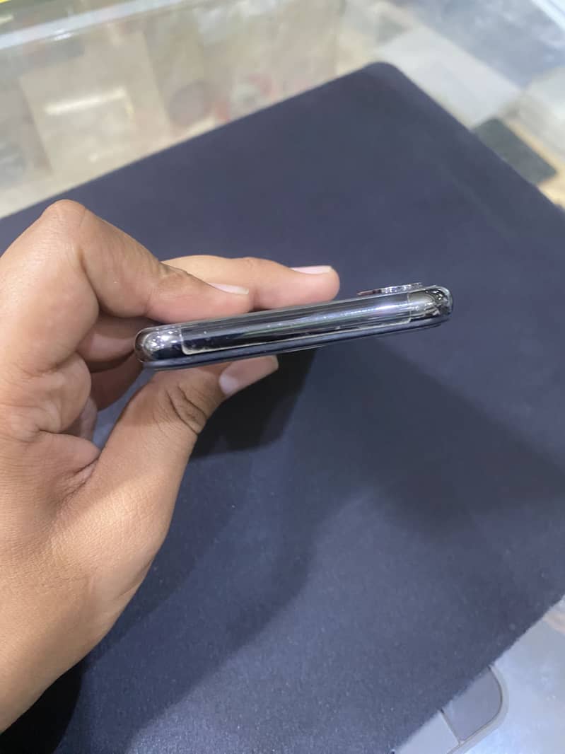 Apple iPhone X 4