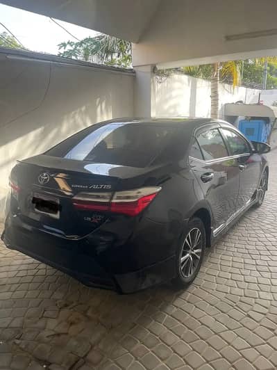 Corolla grande 1.8 full option black room