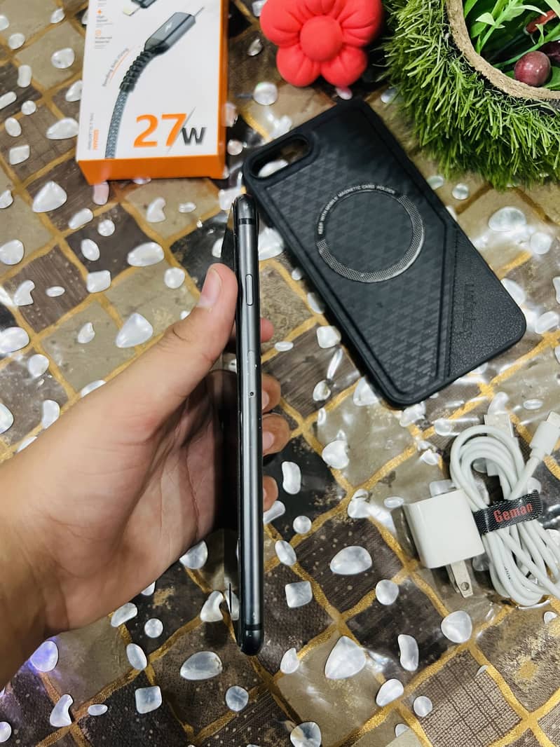 Apple iPhone 8 Plus 3