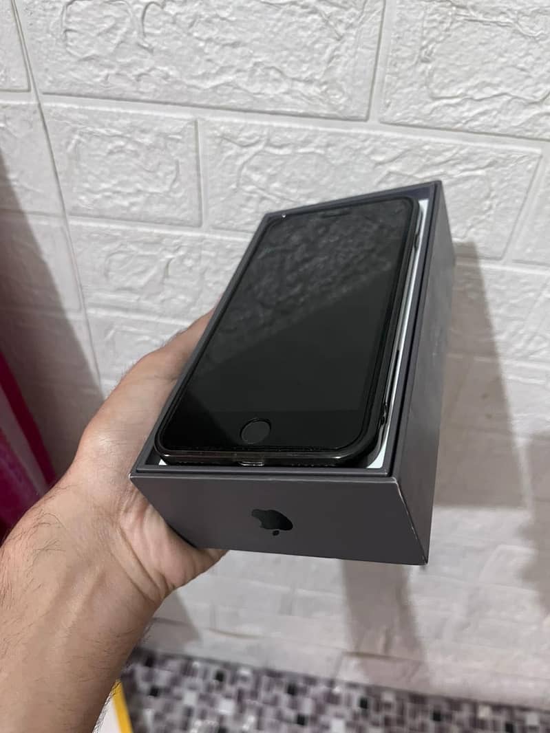 Apple iPhone 8 Plus 0