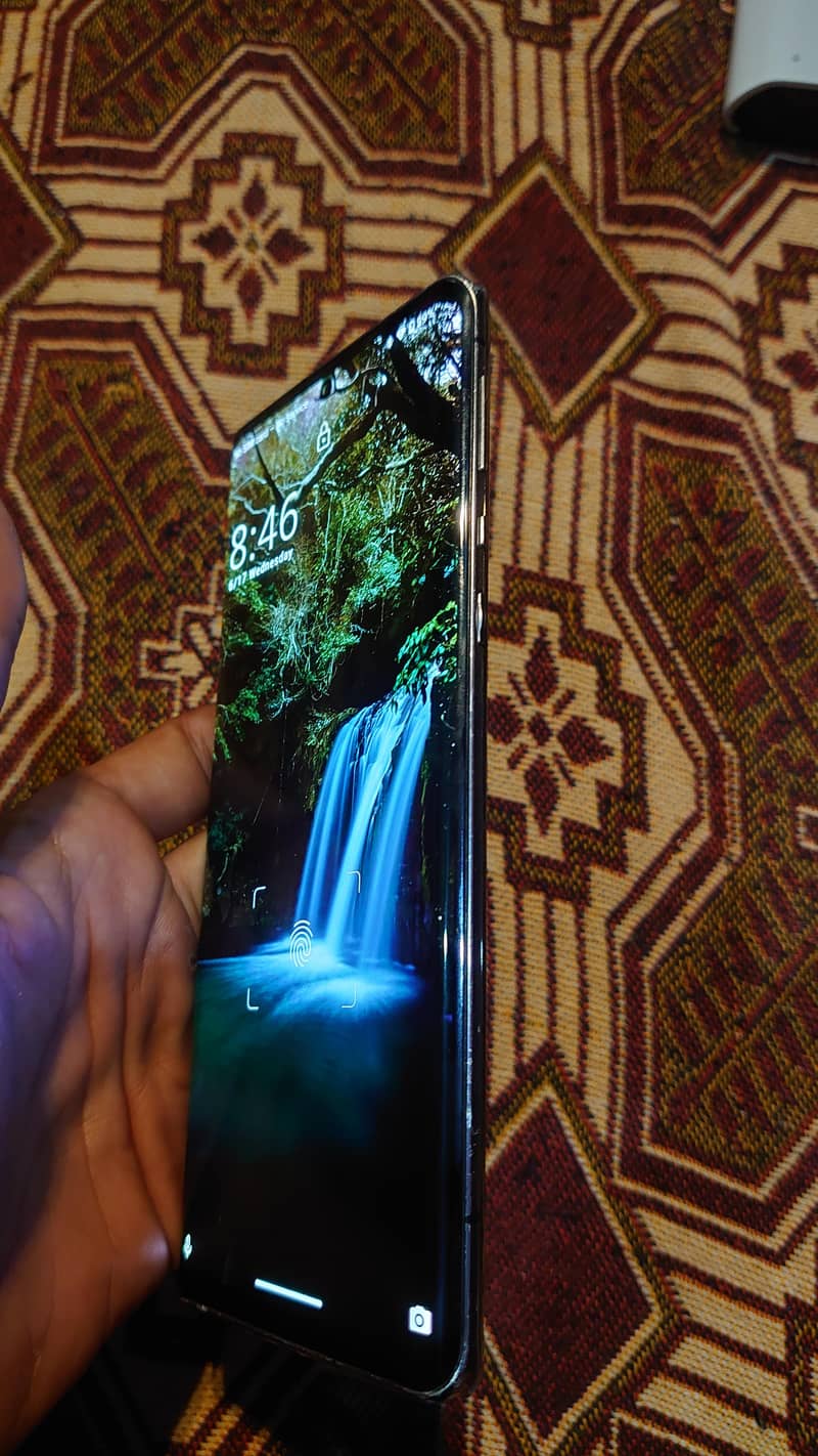 Sharp Aquos R6 1