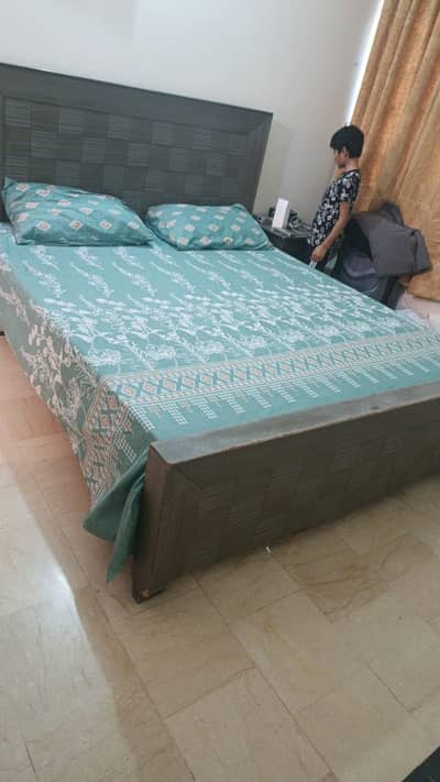 2 wooden beds