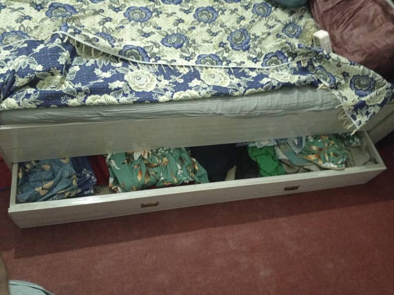 QUEEN SIZE BED 3