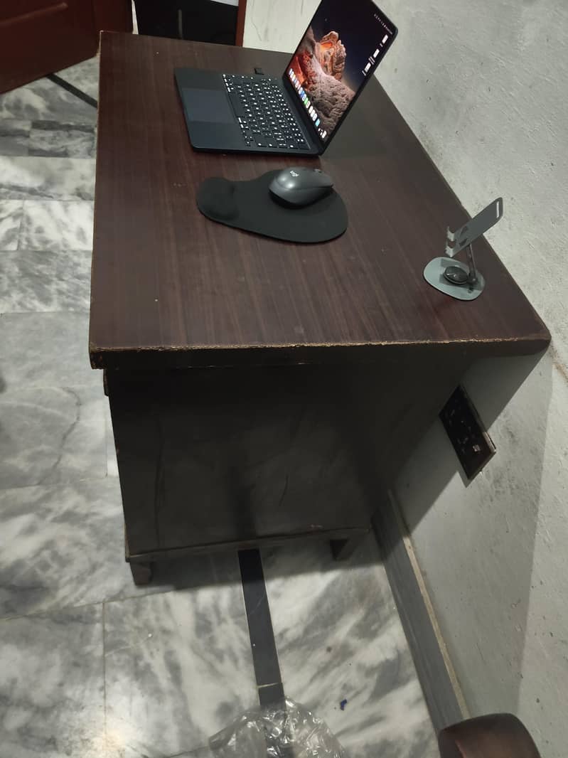 Computer and Laptop table 4