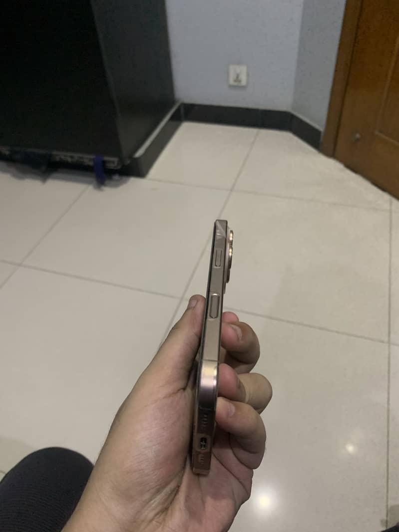 Apple iPhone 16 Pro 2
