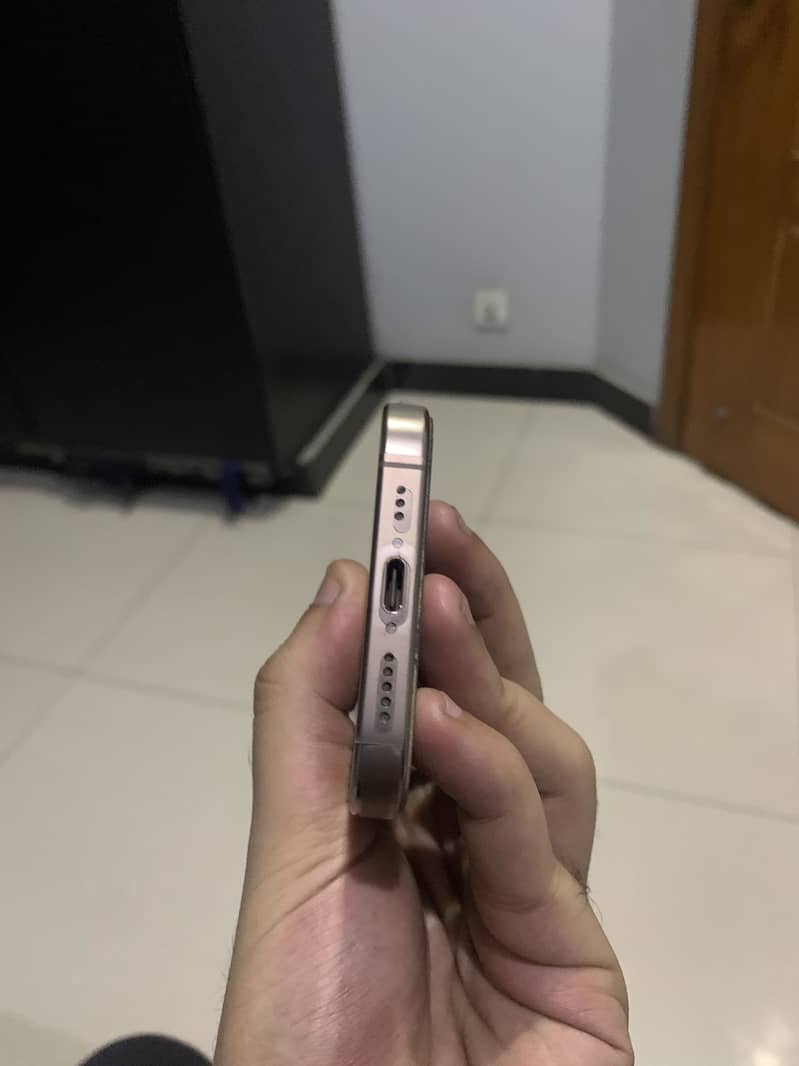 Apple iPhone 16 Pro 3