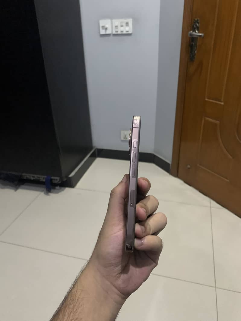 Apple iPhone 16 Pro 4