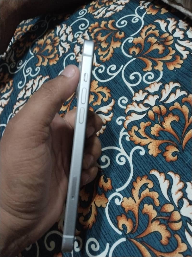 Apple iPhone 15 plus 3