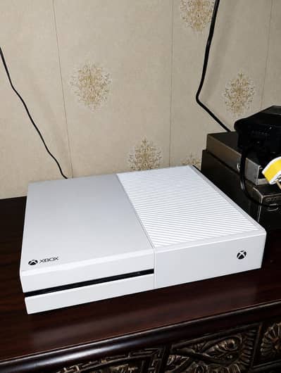 Xbox One 500GB White , Complete Gaming Bundle | 10/10 Condition