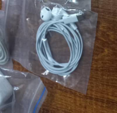 IPHONE 17  100% ORIGINAL  HANDFREE
