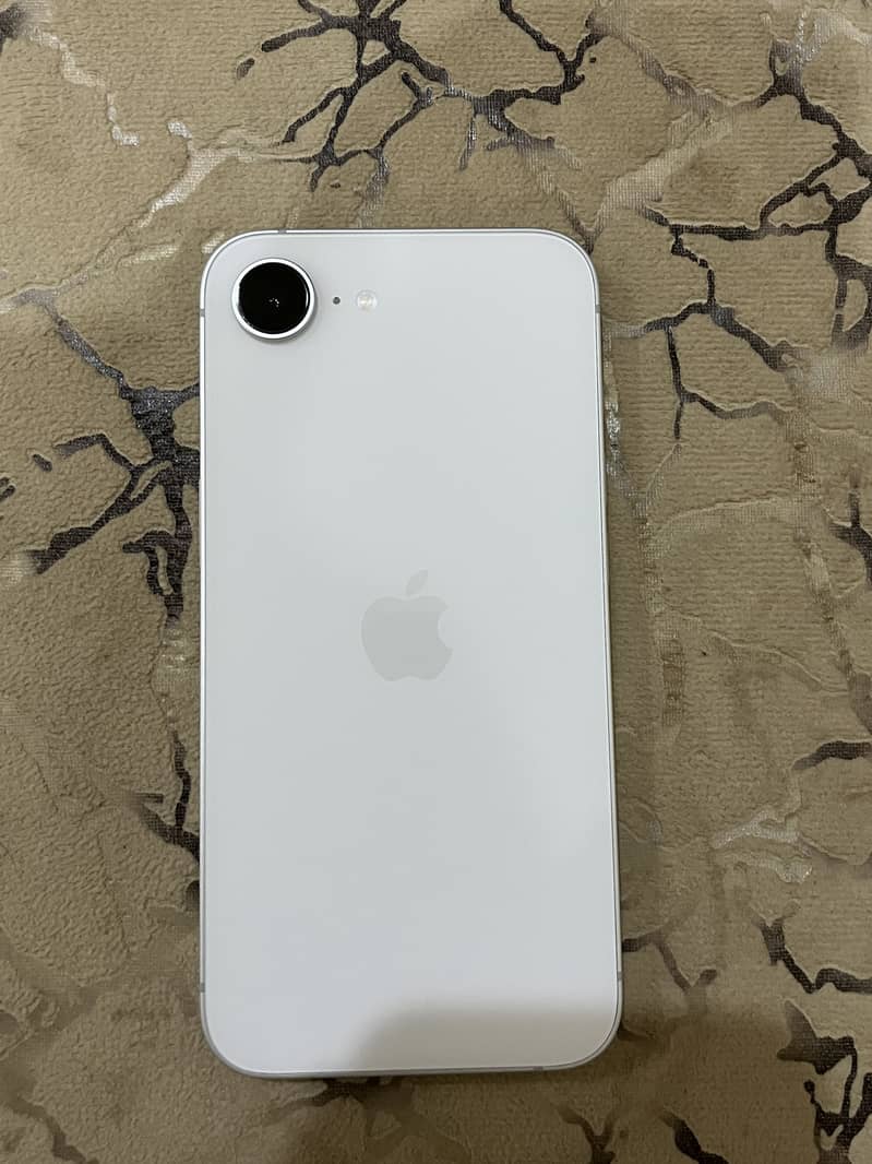 Apple iPhone 16e 0