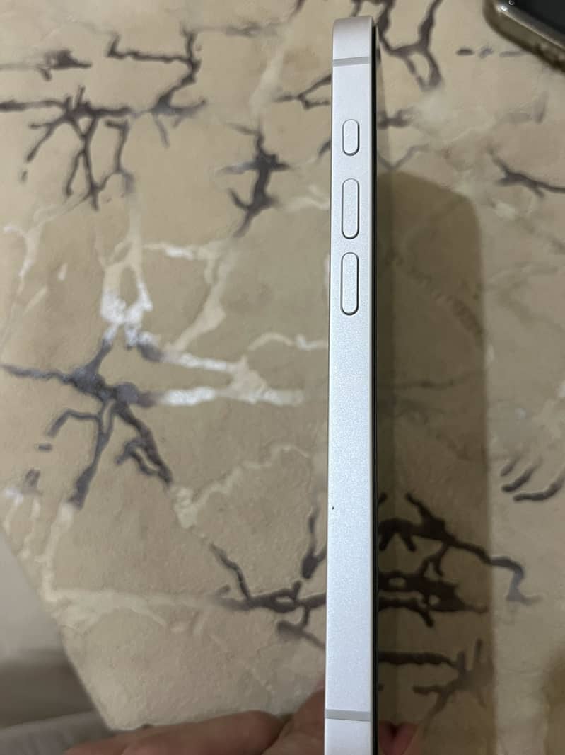 Apple iPhone 16e 4