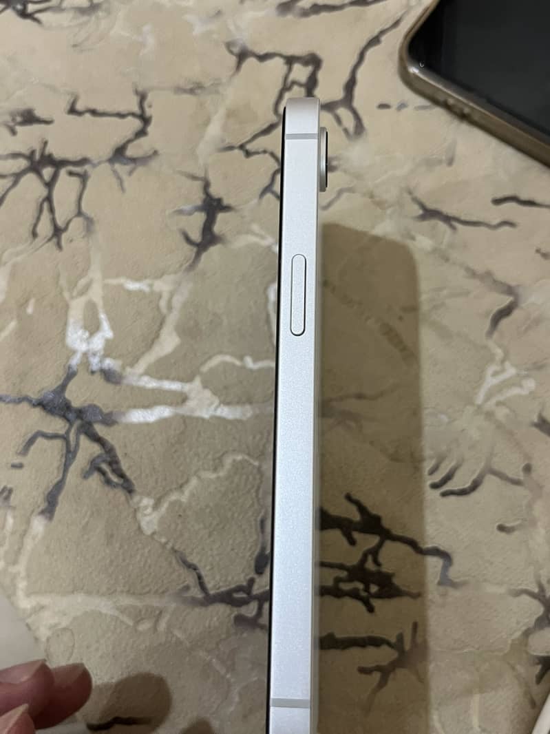 Apple iPhone 16e 5