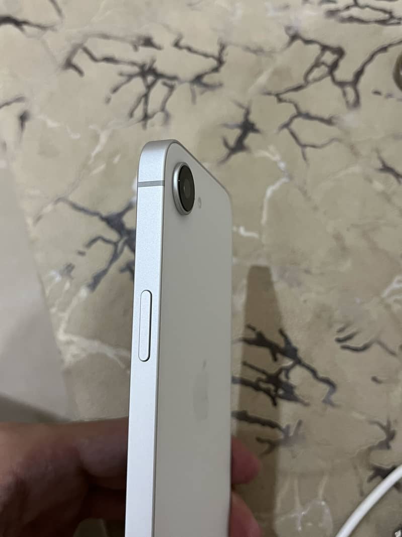 Apple iPhone 16e 6