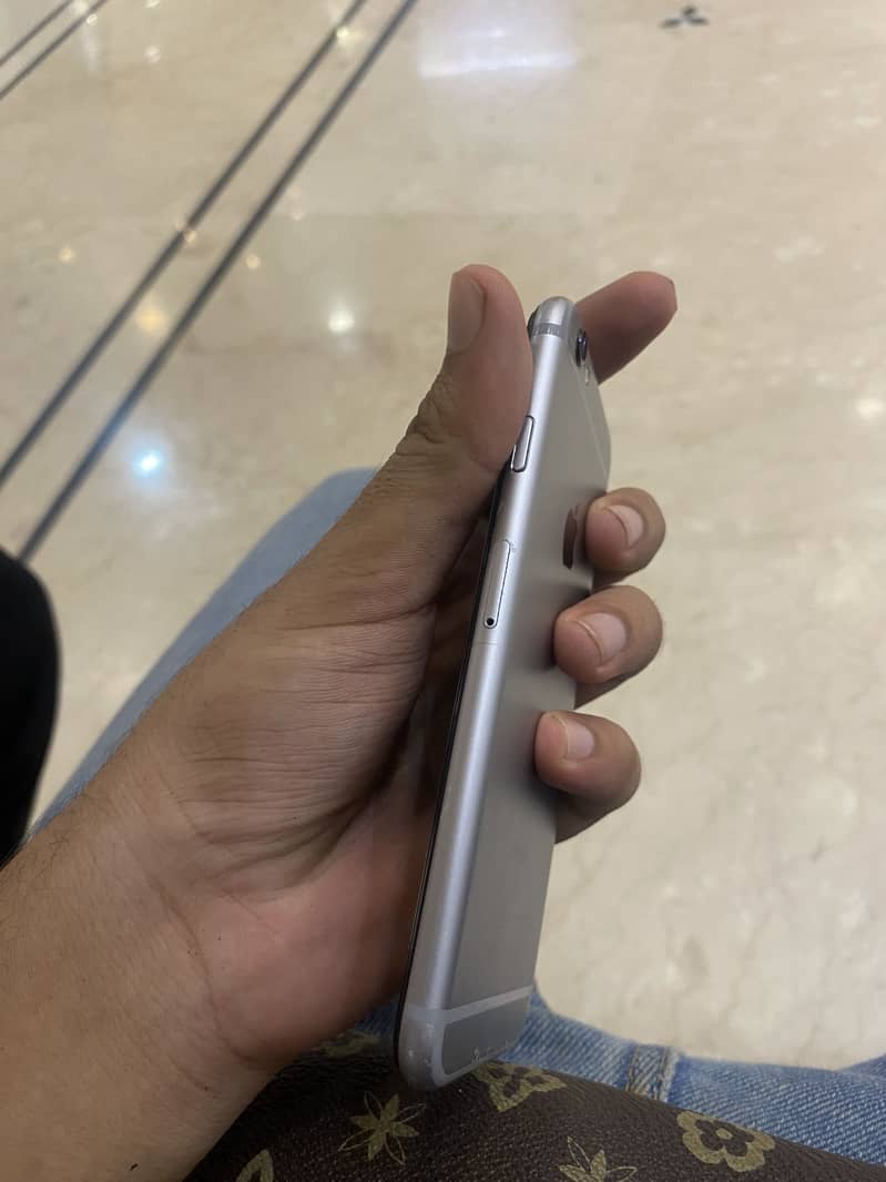 Apple iPhone 6S 4