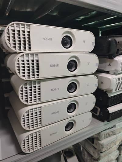 WE HAVE ALL KINDS OF PROJECTORS AVAILBLE IN DUBAI IMPORT 03152965654