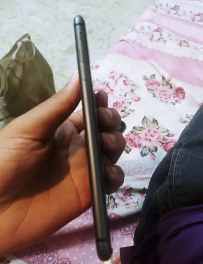 Apple iPhone 8 Plus 3