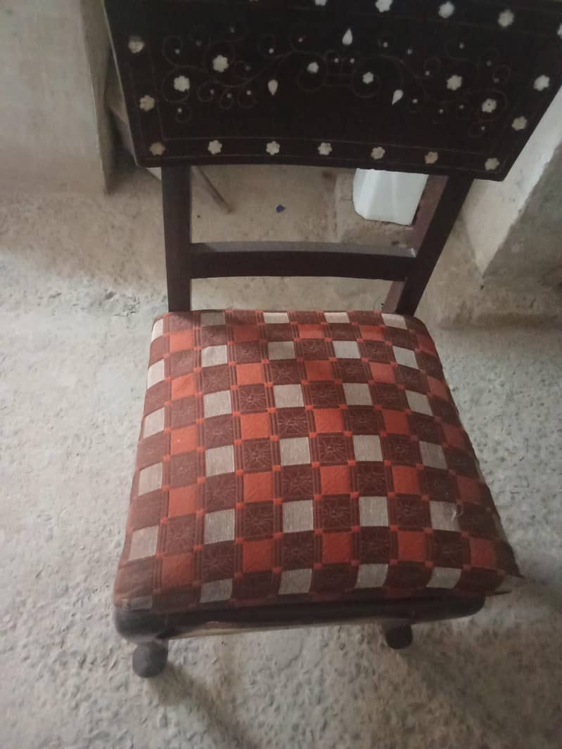 dining table with 5chirs 1