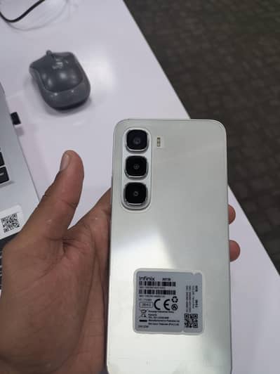 Infinix Hot 60i       (8+8-256)