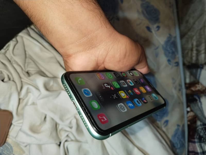 Apple iPhone 11 3
