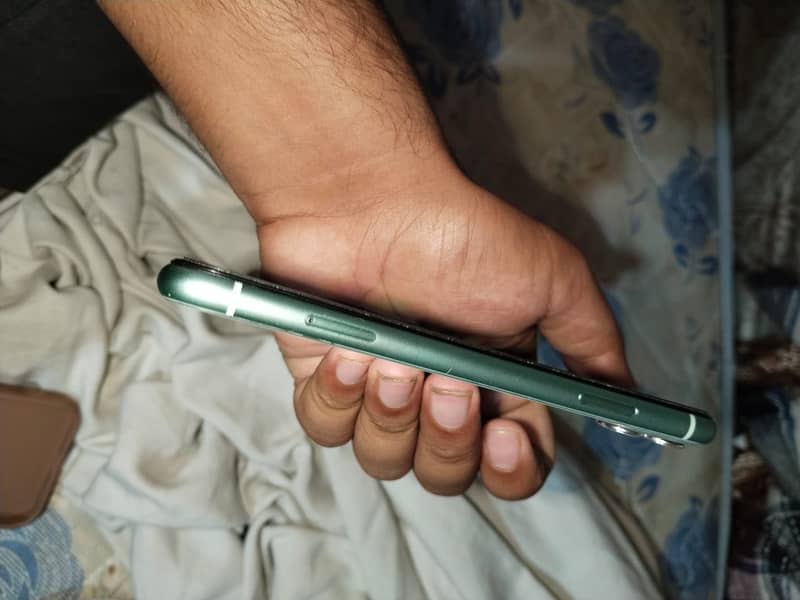 Apple iPhone 11 4