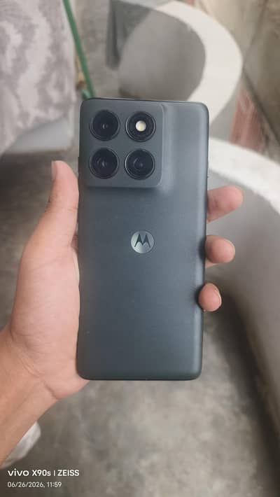 I am selling moto edge 2025 sim Lock 256gb