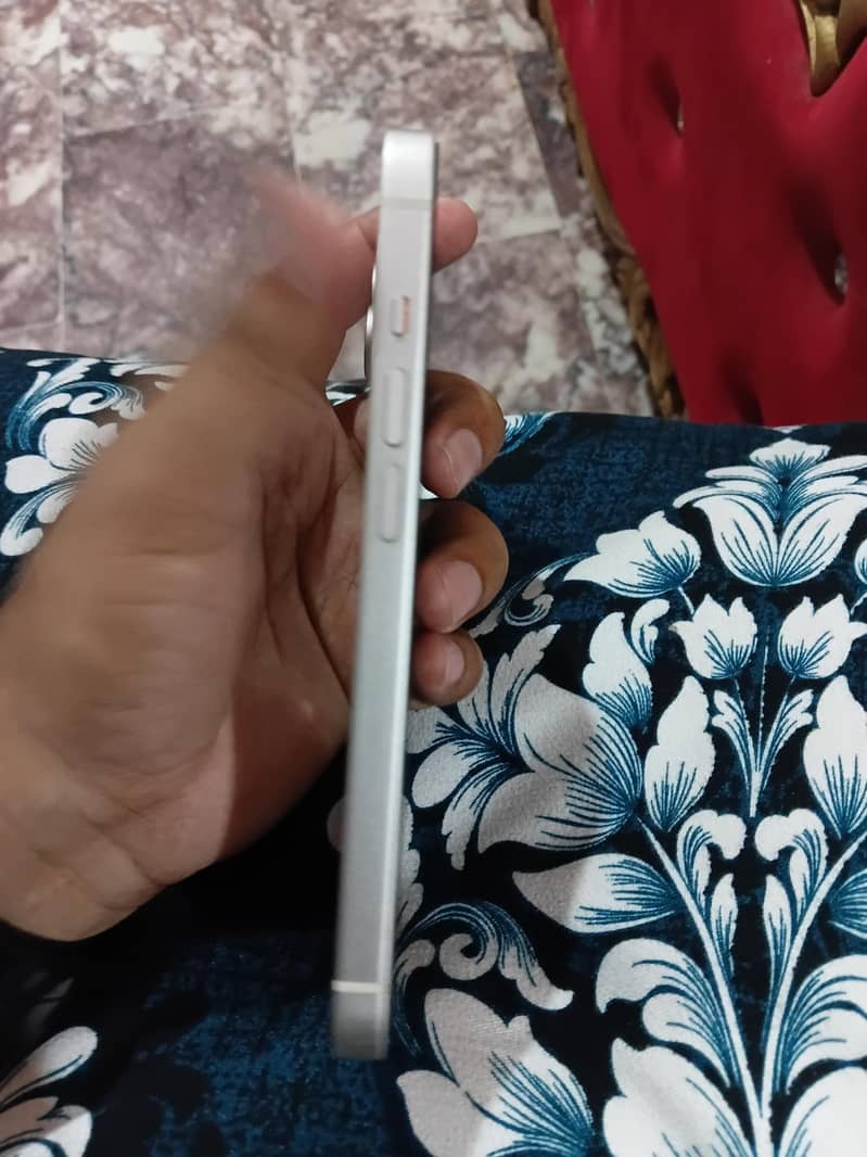 Apple iPhone 14 3