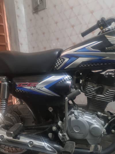 2025 model black 125