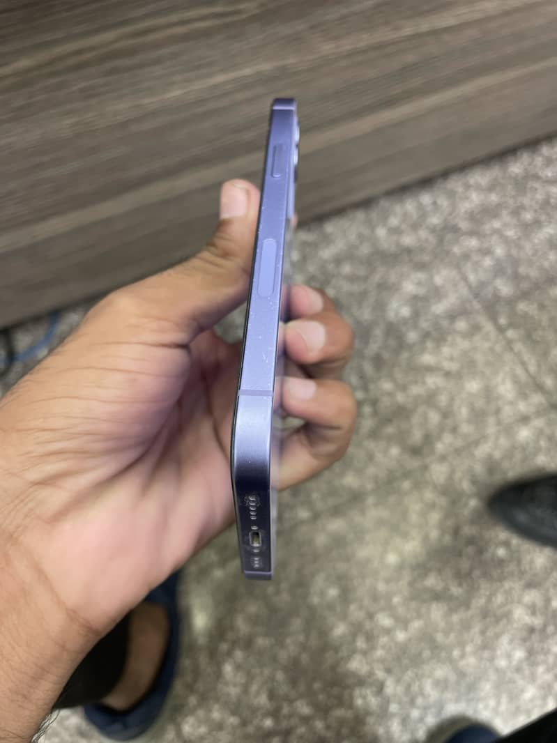 Apple iPhone 12 4