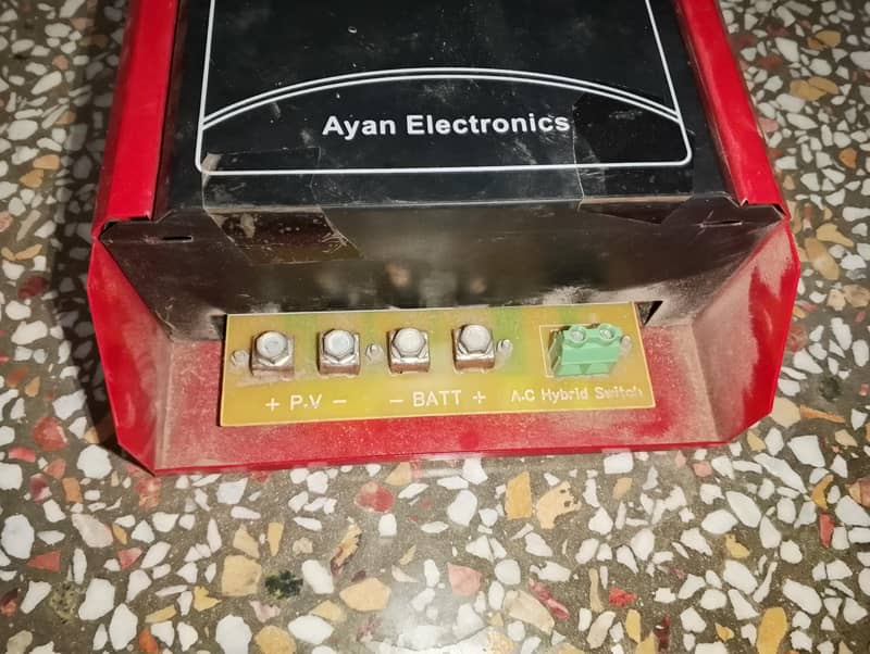 SOLAR CHARGE CONTROLLER 1