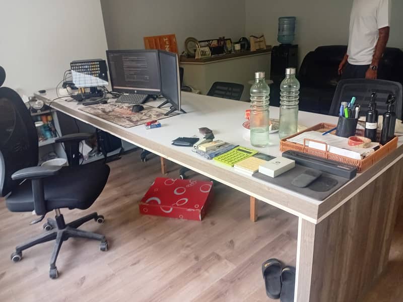Executive Table 0