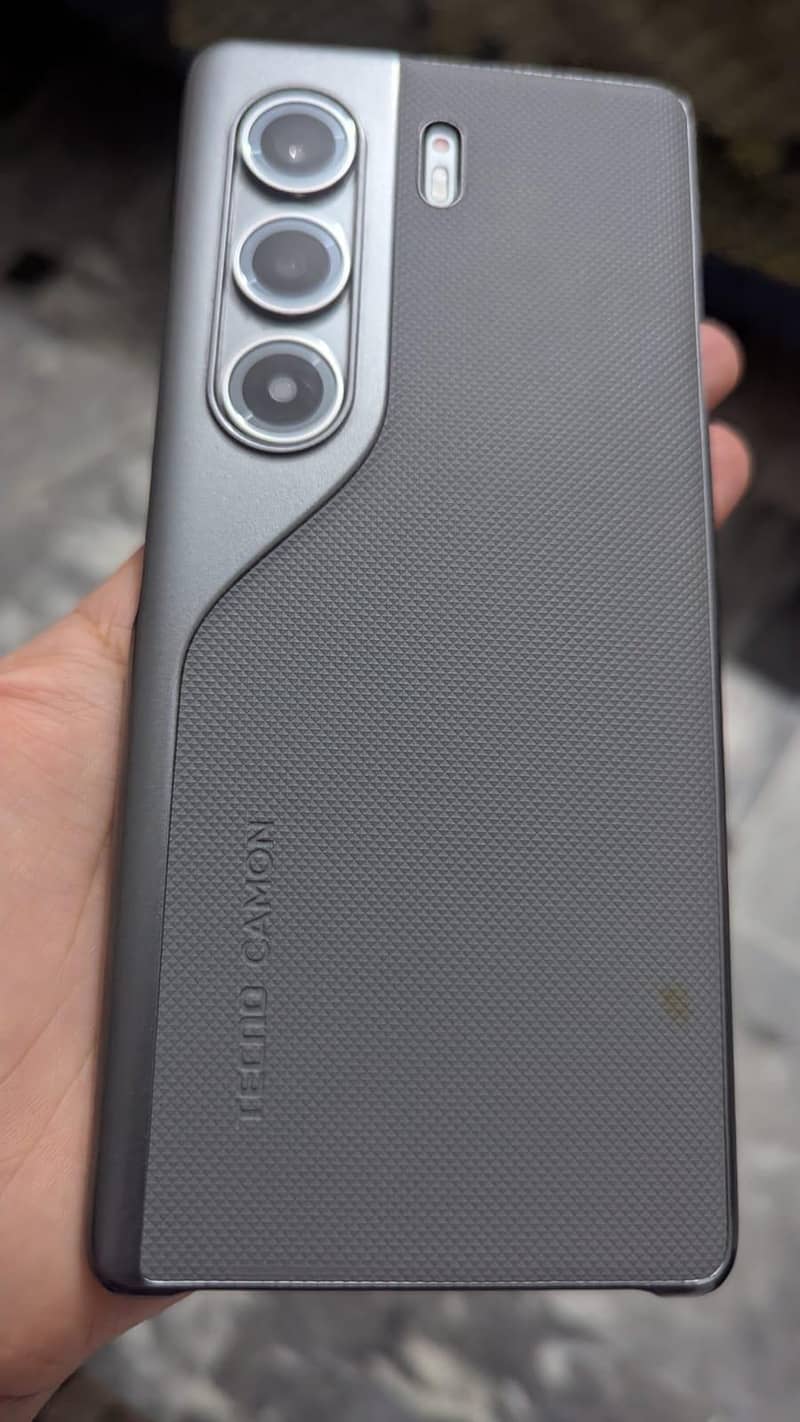 Tecno CAMON 40 Pro 1