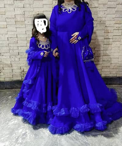 mother and daughter maxi with heavy flyer