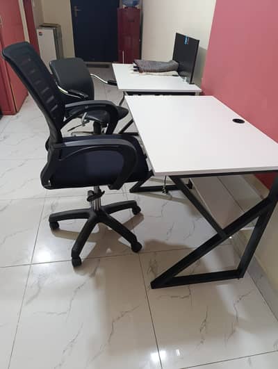 10/10 Condition Office Chairs & Tables