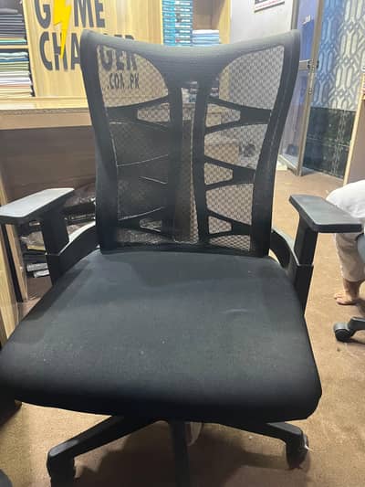 BOSS. CHAIRS GHUMNE WALI