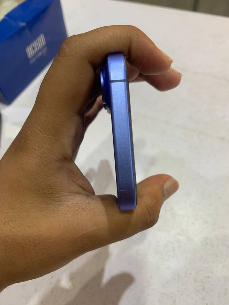 Apple iPhone 16 4