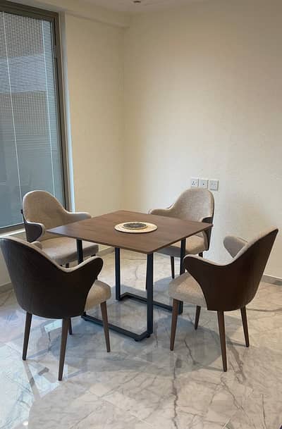 Dining table plus 4 chairs set.