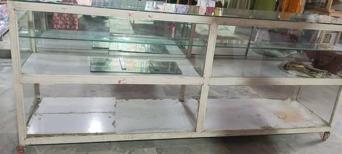 counter ka frame steel ka ban ha or glass lag Howa ha best for shop