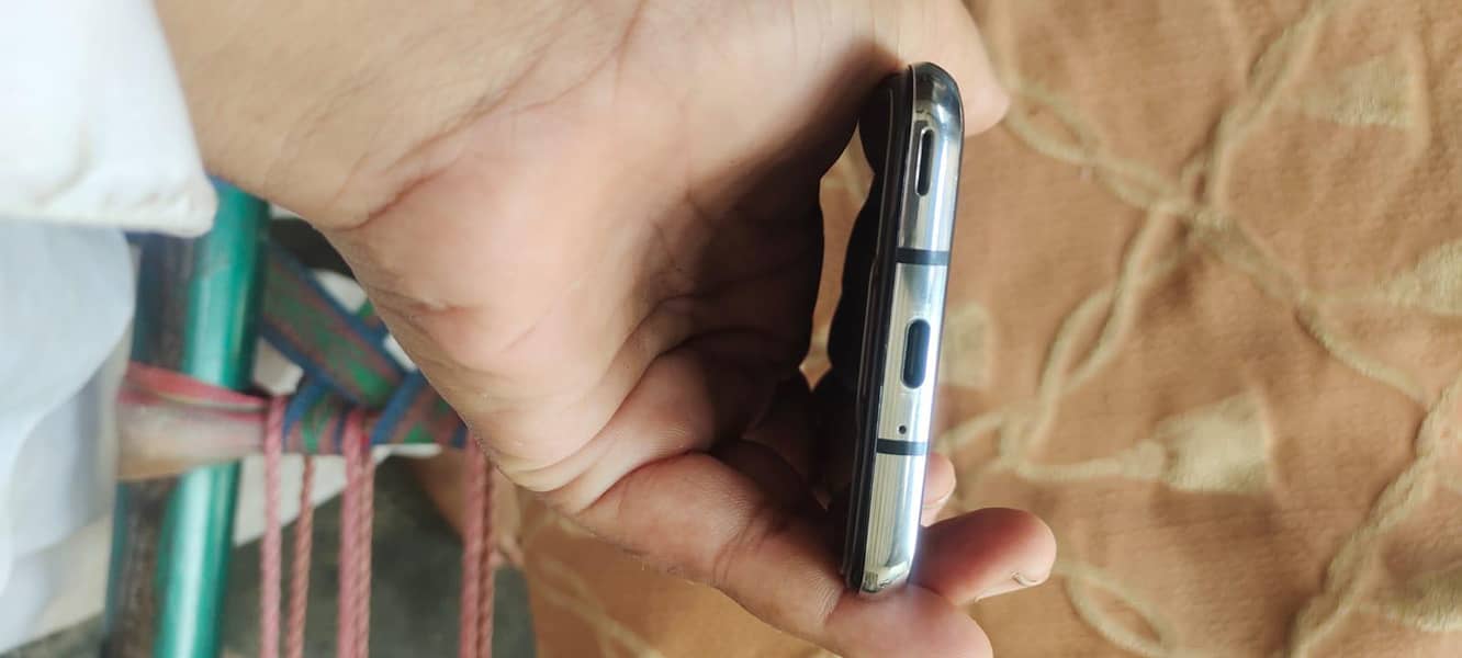 Sharp Aquos R2 3
