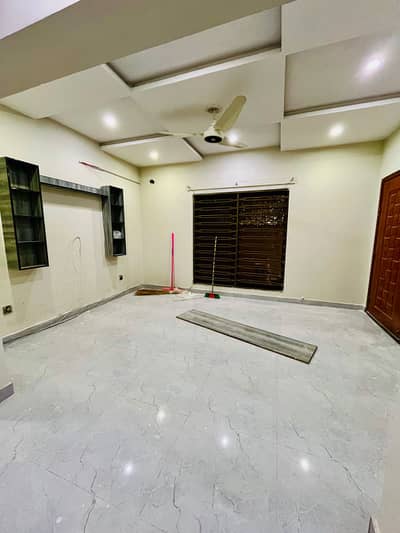 5 MARLA USED HOUSE FOR SALE OUTSTANDING LOCATION