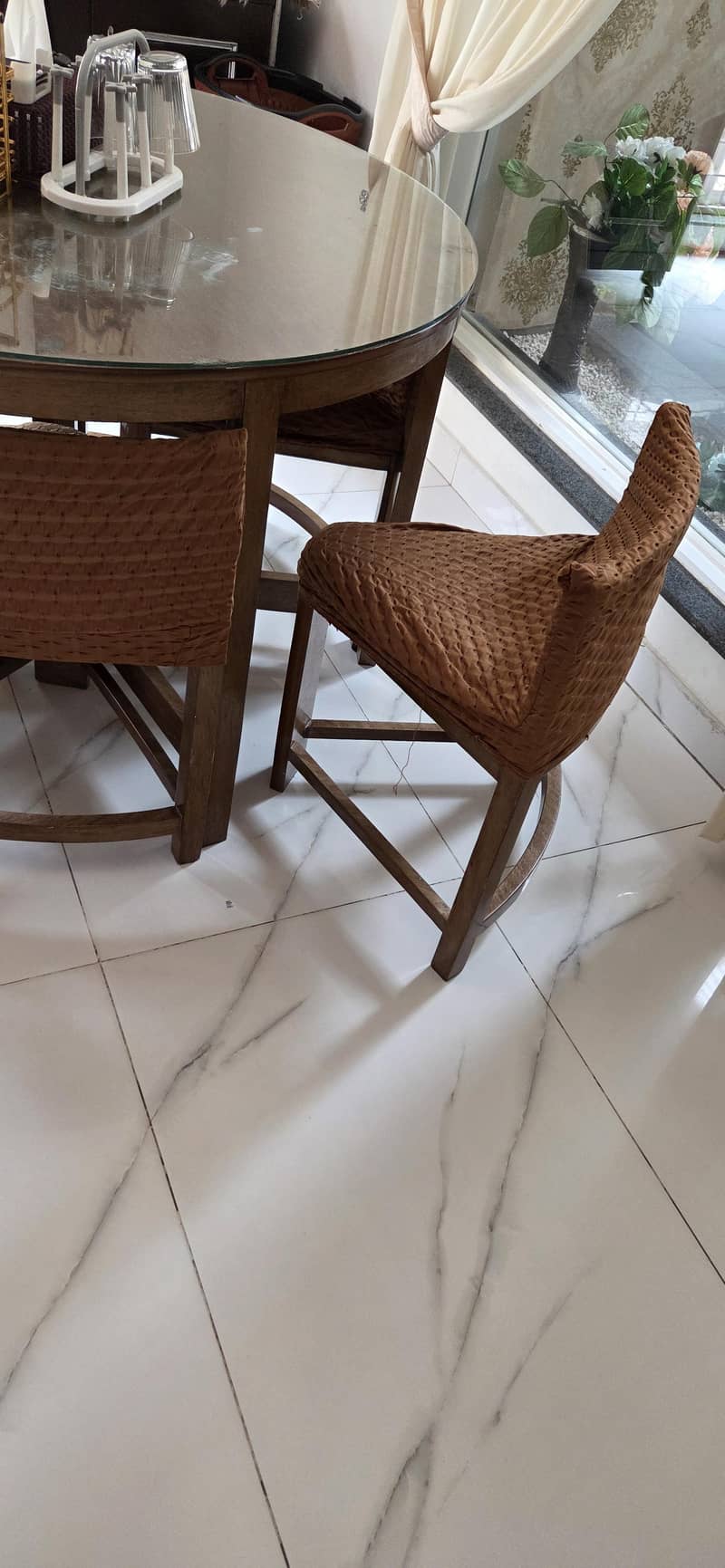 dinning  table 0