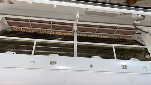 Hair ac 2 years used 10/10 condition 1 ton