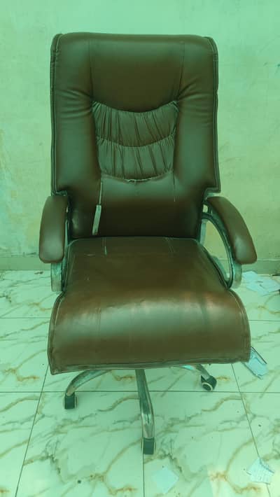 boos chair available ok condition me he bas tohra sa cover het gaya he