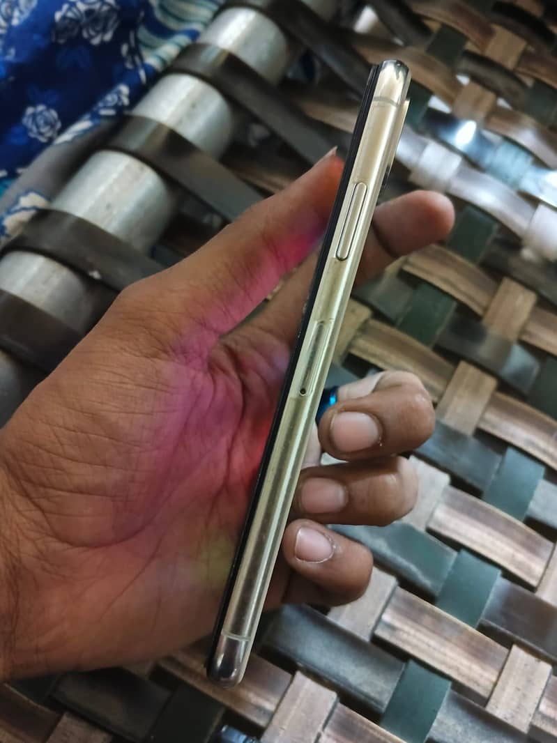 Apple iPhone X 4