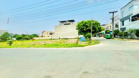 8 MARLA PLOT AVAILABLE IN VALENCIA TOWN LAHORE