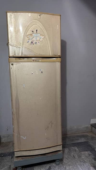 Dawalance ka fridge hai is ma sirf gass ka msla hai bki all ok hai