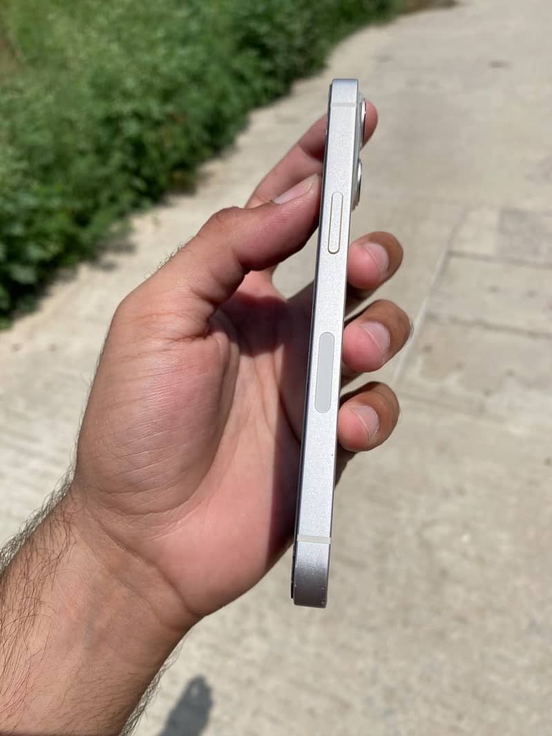 Apple iPhone 13 2